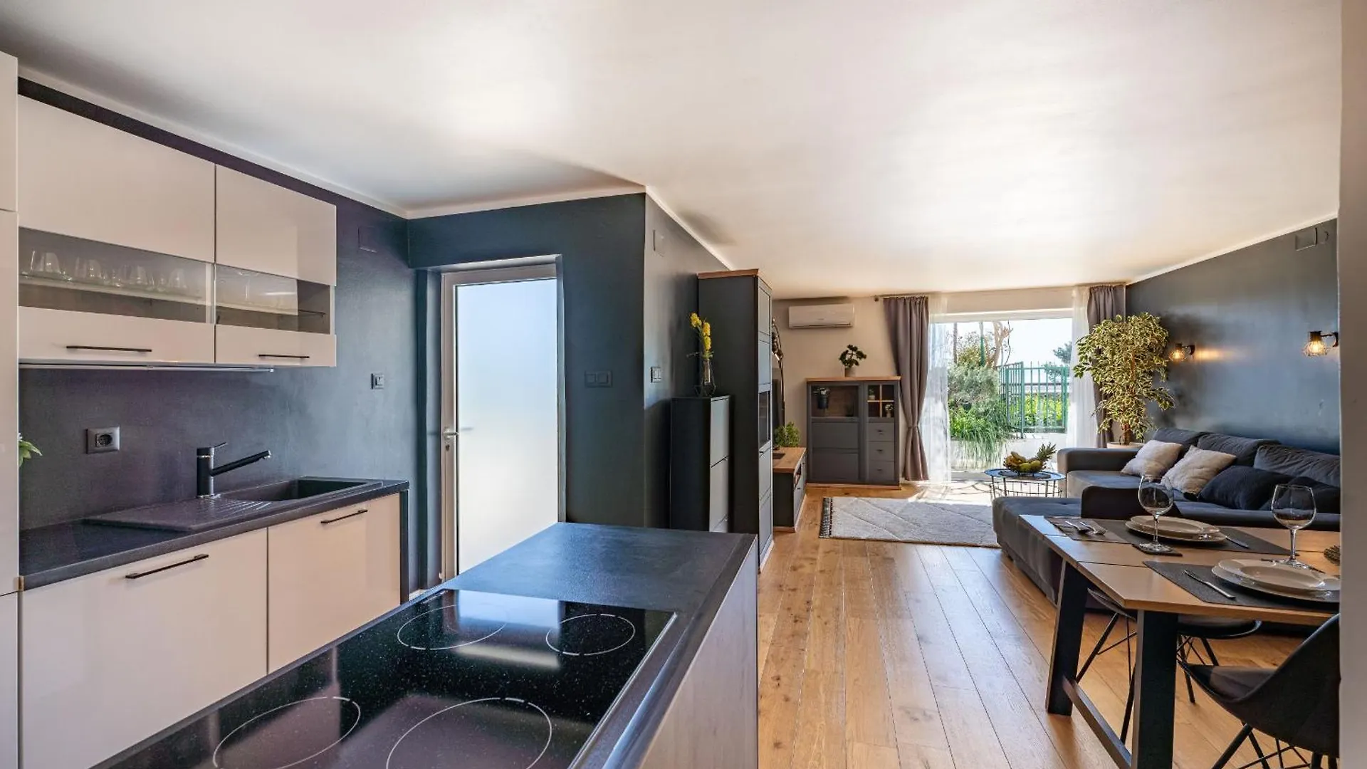 My Dalmatia - Beach Apartment 74 With Private Garage Split